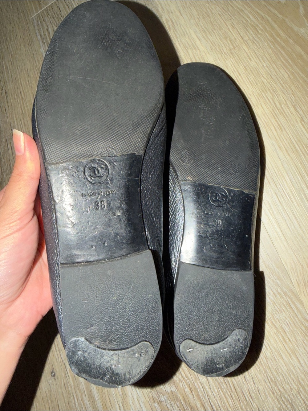 CHANEL Black Leather Logo Bow Ballet Flats - Picture 3 of 3